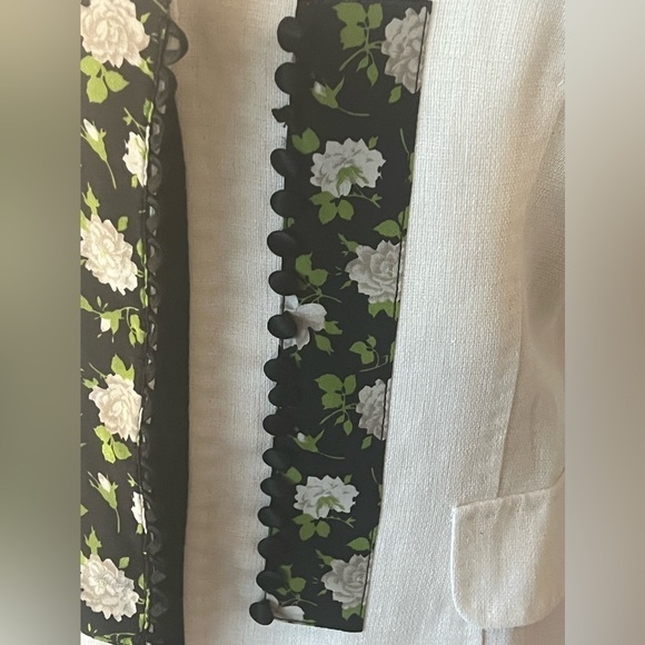 DOLCE & GABBANA White suit with floral details.
Jacket with button closure. - Picture 5 of 16